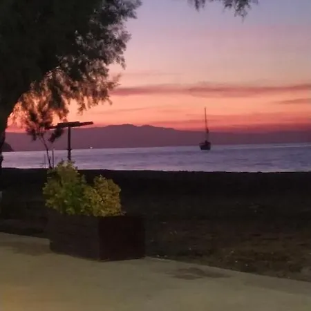 Iliana House * 네오이 에피바타이